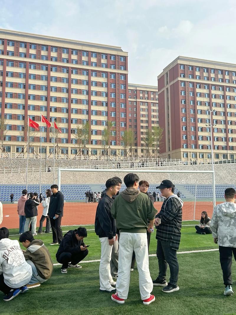 策马踏春，铁花映梦——郑州城市职业学院2026年春季开学游园会纪实
